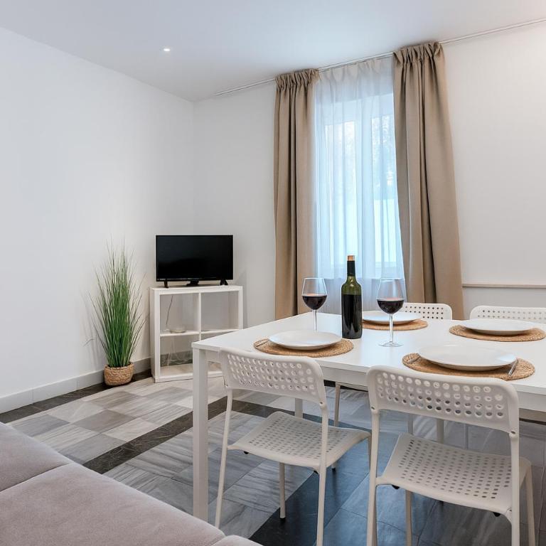 Cozy & Bright - Family Escape Madrid - Three-Bedroom Apartment - 9