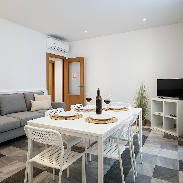 Cozy & Bright - Family Escape Madrid - Three-Bedroom Apartment - 10