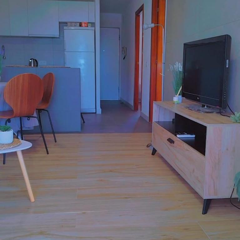 Apartamento reformado con terraza vistas al mar y a las piscinas de Magic World garaje y piscina frente a Balneario Aire acondicionadowifi - Apartamento de 2 dormitorios - 3