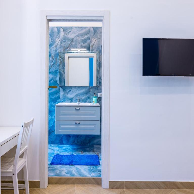 Essentia Home - Camera Familiare con Bagno Privato - 7