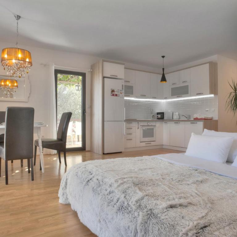 Gregovic Family Apartments - Family One-Bedroom Apartment with Sea View - 1