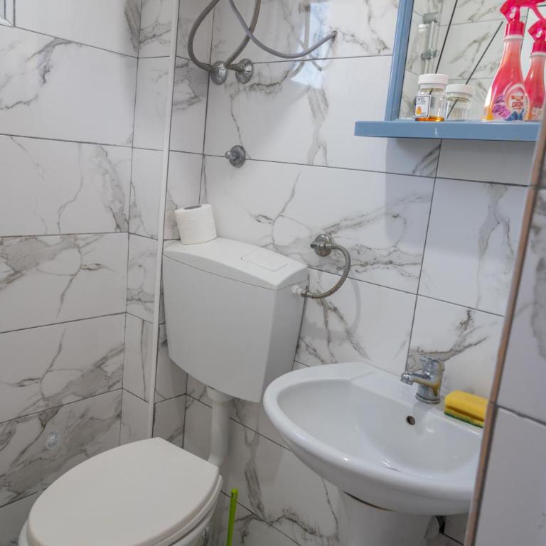 Apartmani Medovic - Trokrevetna Soba sa Balkonom - 9