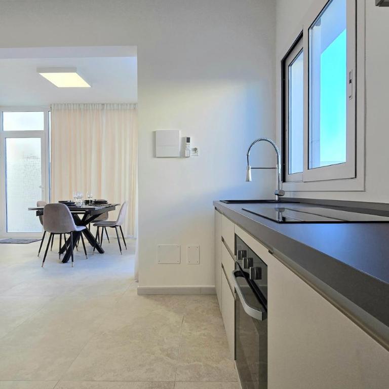 Torre Del Mediterraneo - Two-Bedroom Deluxe Apartment - 18