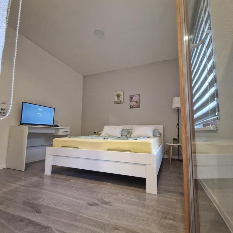 Visit Dreznica - Canyon Retreat - Deluxe Double or Twin Room with Balcony - 4