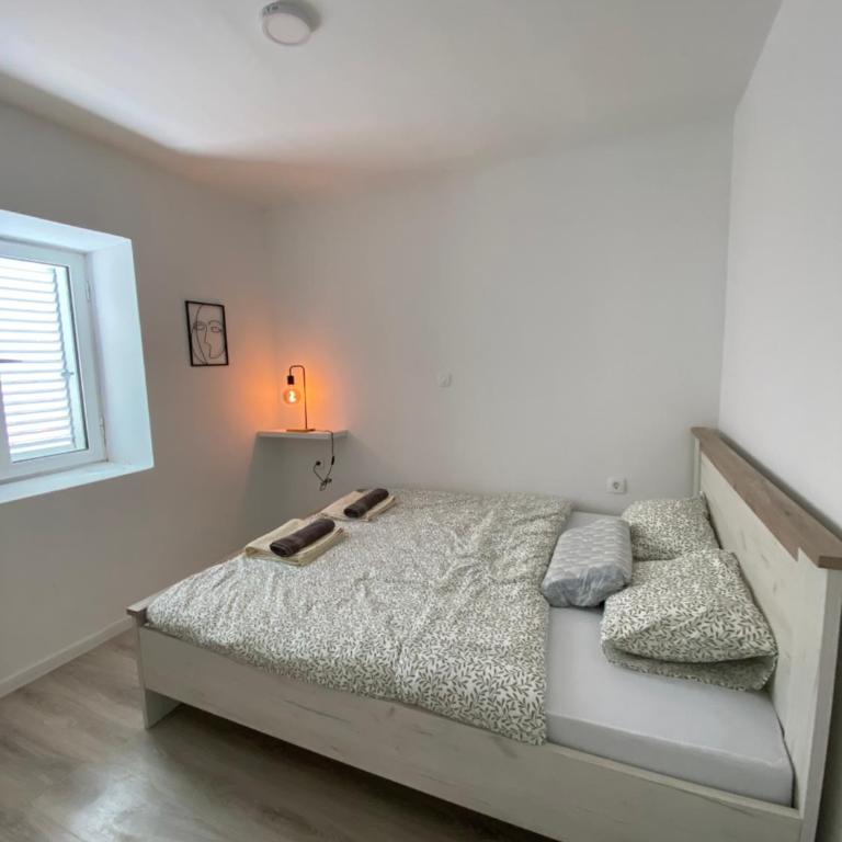 House9 - Apartman s 2 Spavaće Sobe sa Balkonom i Terasom - 9