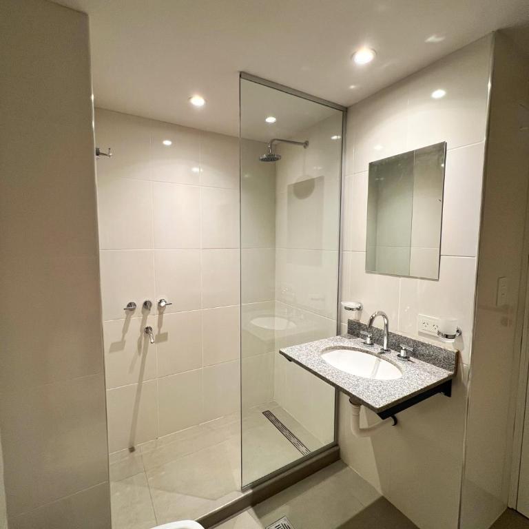Studio luminoso y nuevo, a pasos de la calle principal - One-Bedroom Apartment - 11