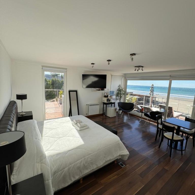 Hosteria Arenas del Sur - Habitación con cama extragrande. - 1