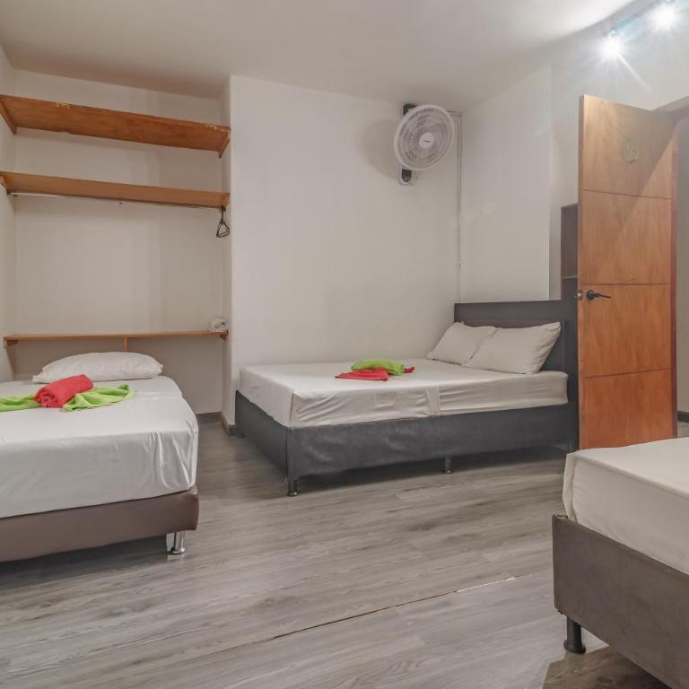 Hostal Machu Picchu Medellin - Family Room with Bathroom - 2