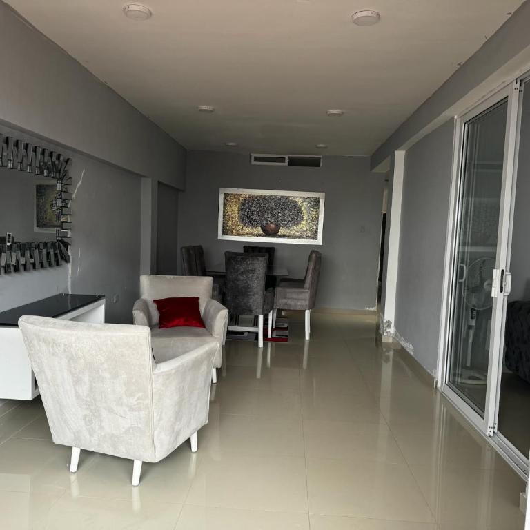 Casaisle - Four-Bedroom House - 8