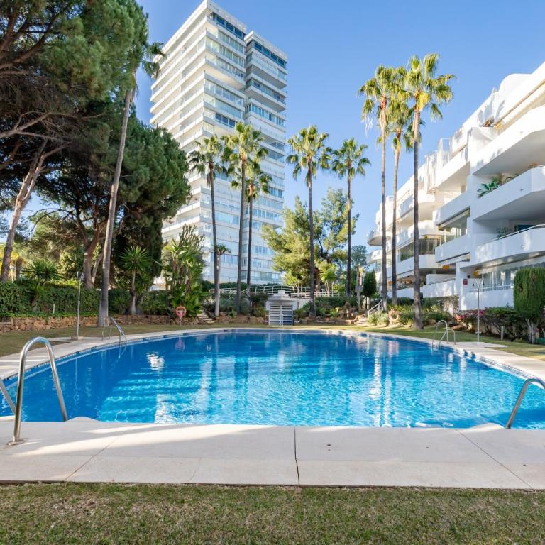 Renovated 2 Bedroom Apartment 5 Min Walk to the Beach - Apartamento de 2 dormitorios - 1