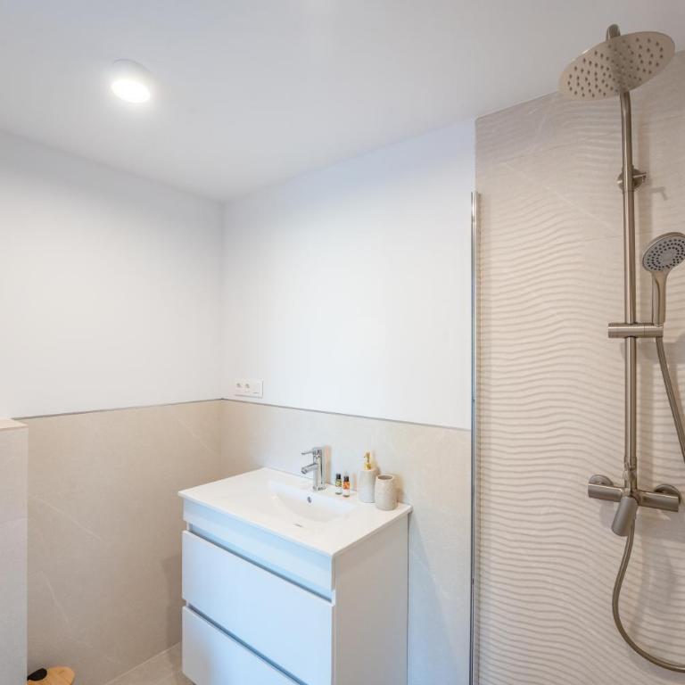 Renovated 2 Bedroom Apartment 5 Min Walk to the Beach - Apartamento de 2 dormitorios - 30