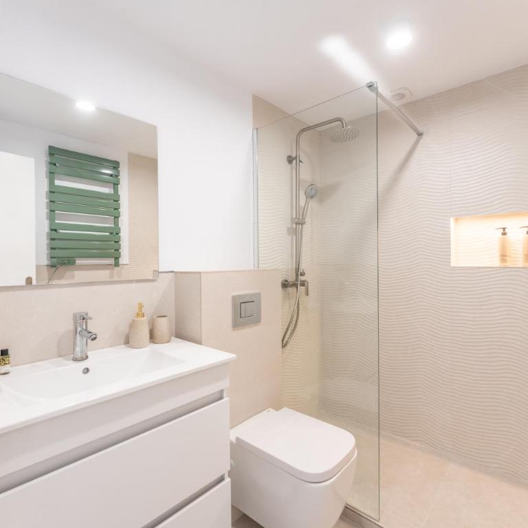 Renovated 2 Bedroom Apartment 5 Min Walk to the Beach - Apartamento de 2 dormitorios - 31