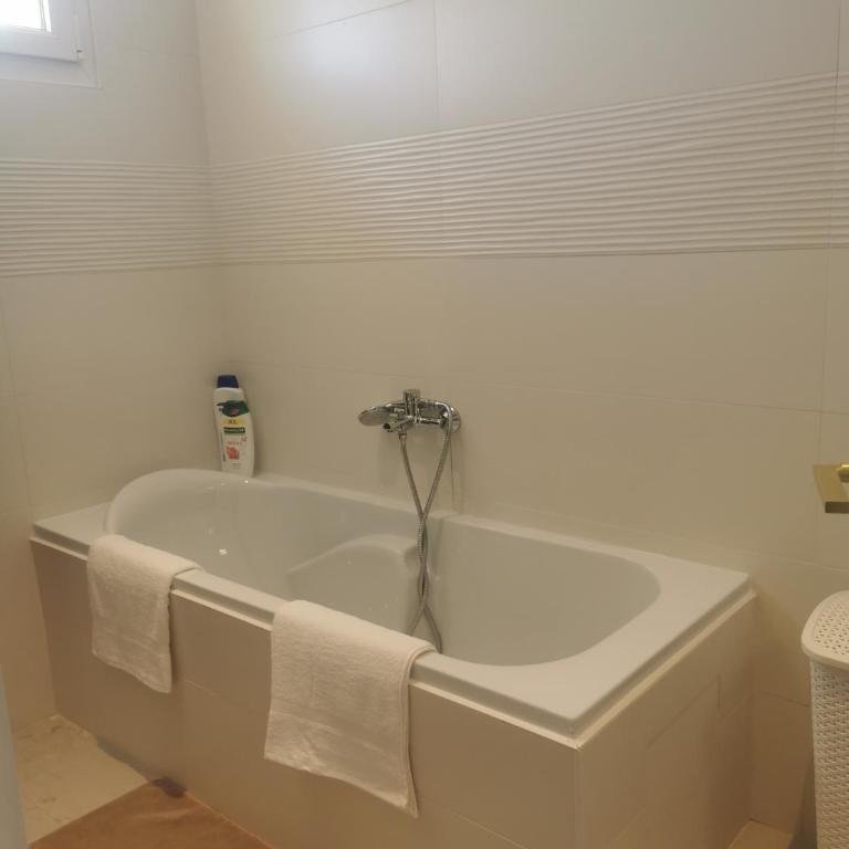 Villa d'Aqui, cosy, piscine, jacuzzi - Villa avec Piscine Privée - 26