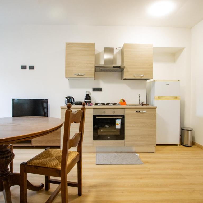 Vista sui tetti - 6 minuti da Porta Susa - WIFI - Two-Bedroom Apartment - 12