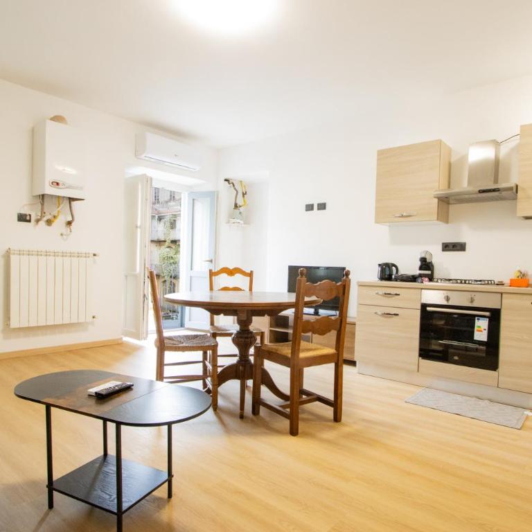Vista sui tetti - 6 minuti da Porta Susa - WIFI - Two-Bedroom Apartment - 10