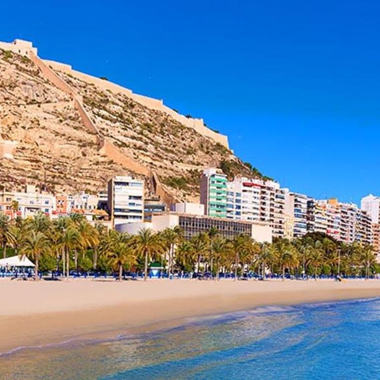 Luxury Escape by the Beach and City Center - Three-Bedroom Apartment - 2