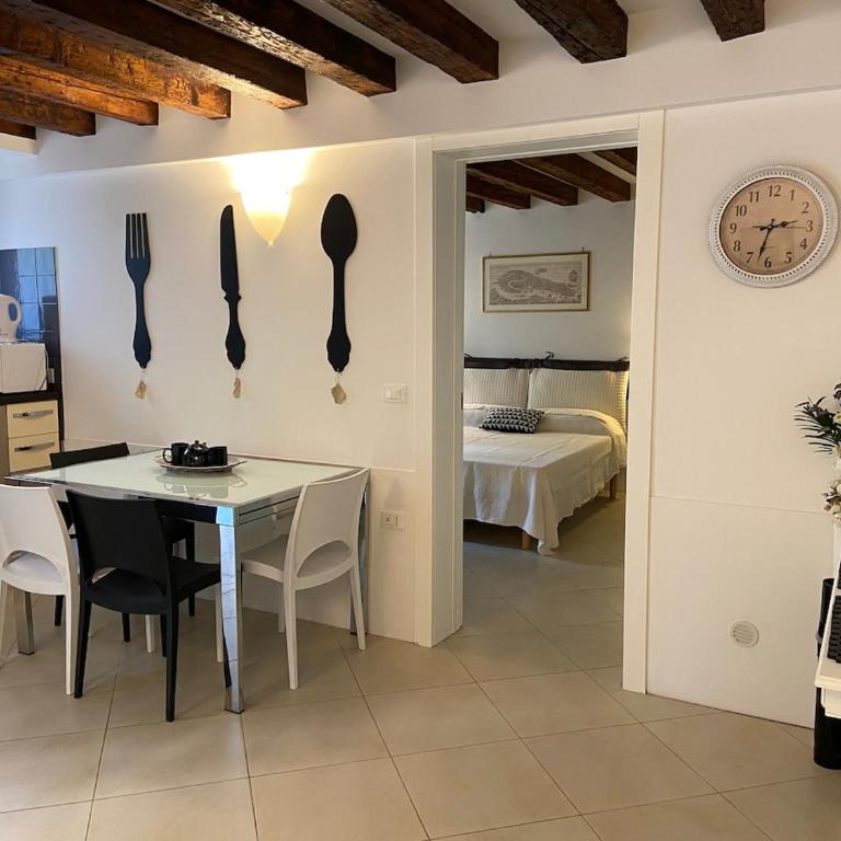 BLACK & WHITE HOME, an oasis in the city center - One-Bedroom Apartment - 1