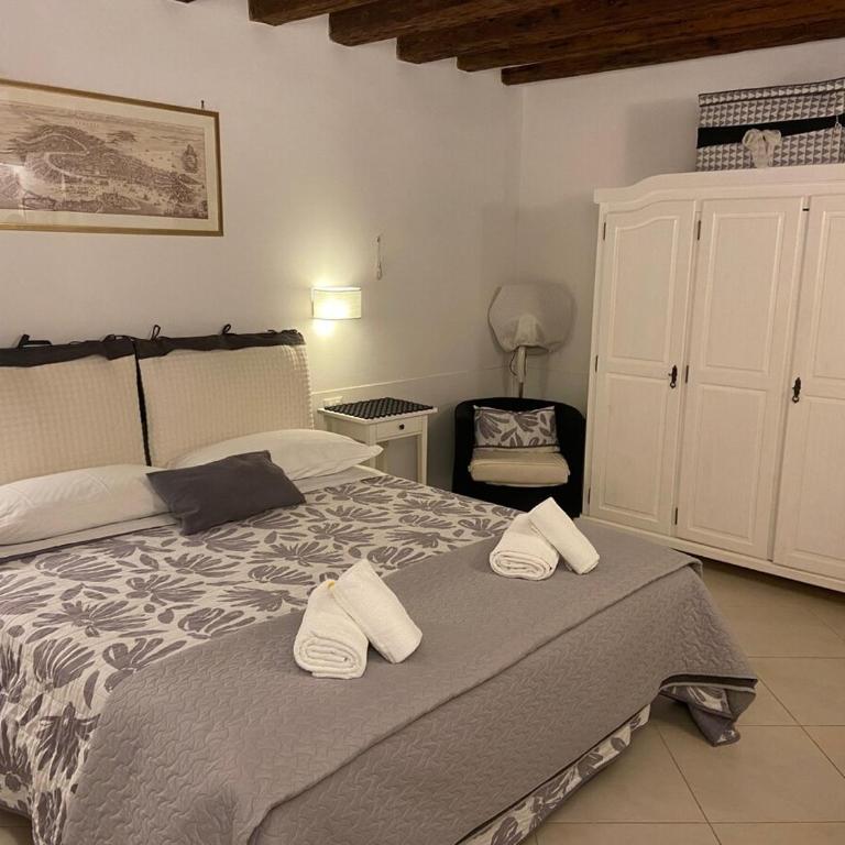 BLACK & WHITE HOME, an oasis in the city center - One-Bedroom Apartment - 3