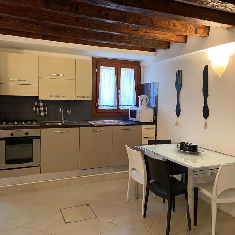 BLACK & WHITE HOME, an oasis in the city center - One-Bedroom Apartment - 7