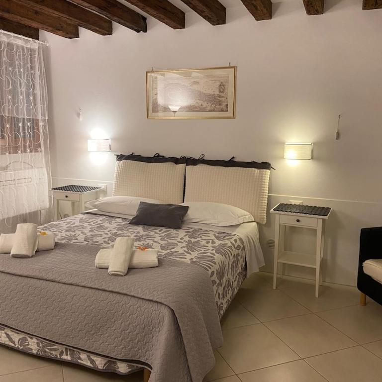 BLACK & WHITE HOME, an oasis in the city center - One-Bedroom Apartment - 8