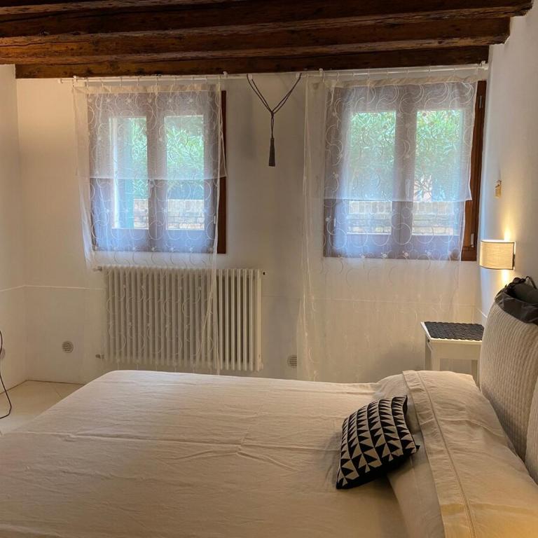 BLACK & WHITE HOME, an oasis in the city center - One-Bedroom Apartment - 10