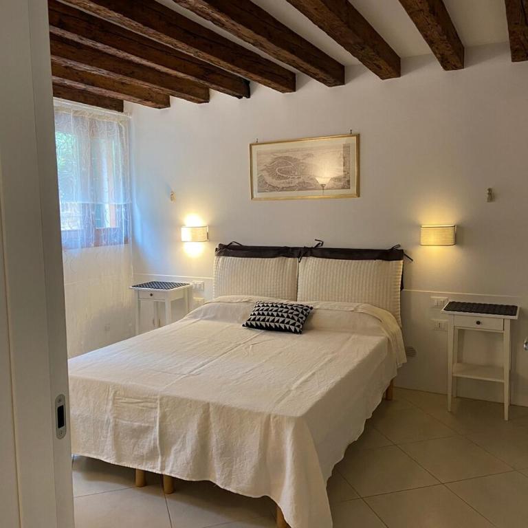 BLACK & WHITE HOME, an oasis in the city center - One-Bedroom Apartment - 11