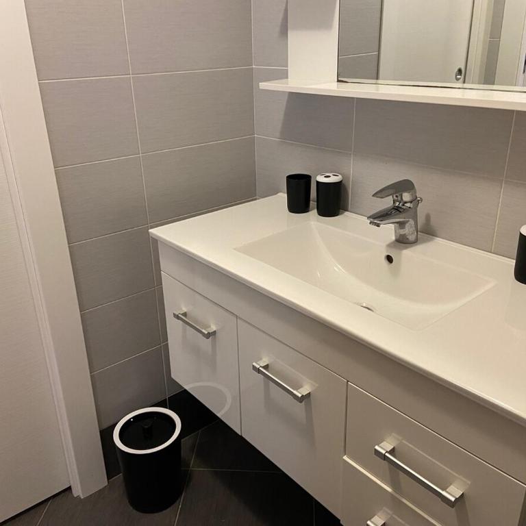 BLACK & WHITE HOME, an oasis in the city center - One-Bedroom Apartment - 12