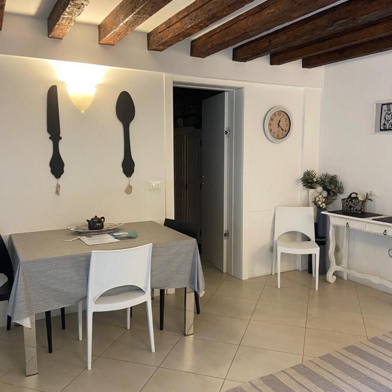 BLACK & WHITE HOME, an oasis in the city center - One-Bedroom Apartment - 14