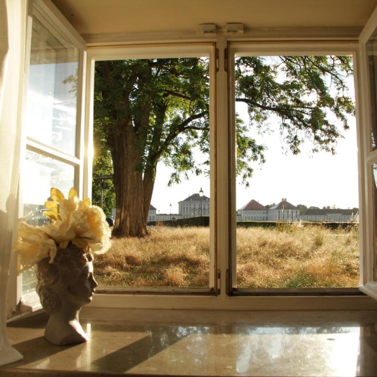 Vis-à-Vis Schloss Nymphenburg - Rondellapartments - Deluxe Doppelzimmer mit Blick auf das Schloss - 1