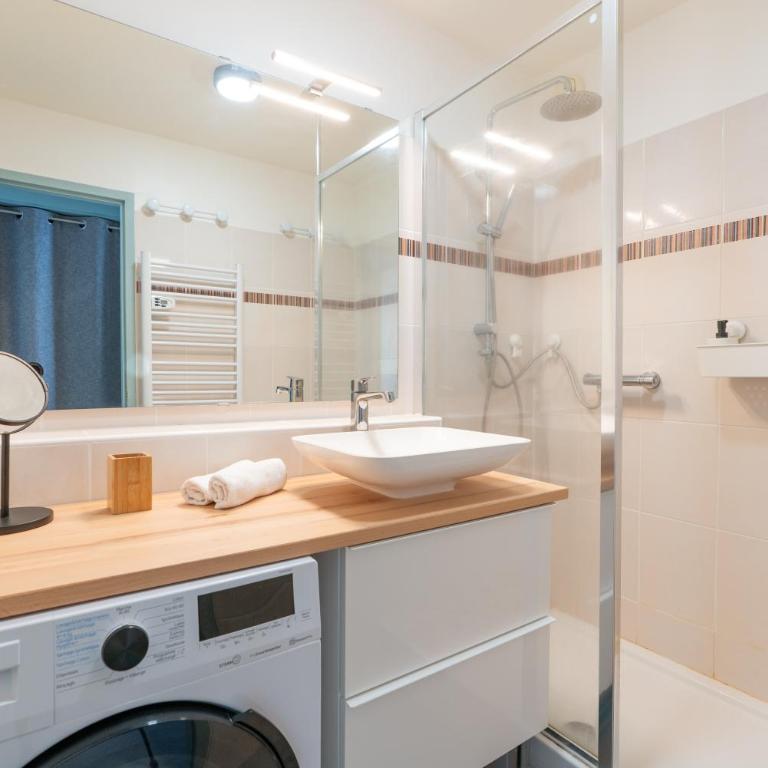Corniche Azur YourHostHelper - Two-Bedroom Apartment - 9