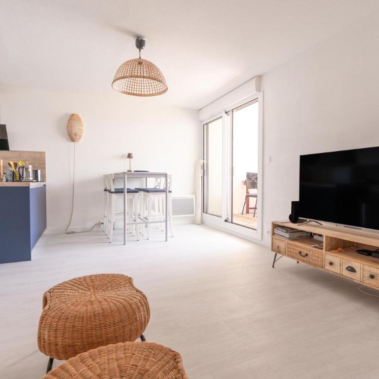 Corniche Azur YourHostHelper - Two-Bedroom Apartment - 15