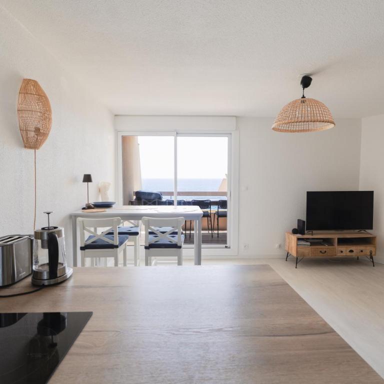 Corniche Azur YourHostHelper - Two-Bedroom Apartment - 44