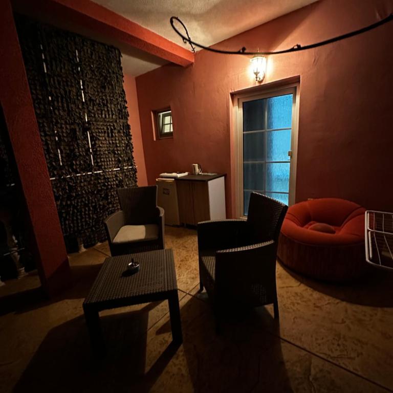 Villa Linna - Dvokrevetna Soba s Bračnim Krevetom s Pogledom na Vrt - 1