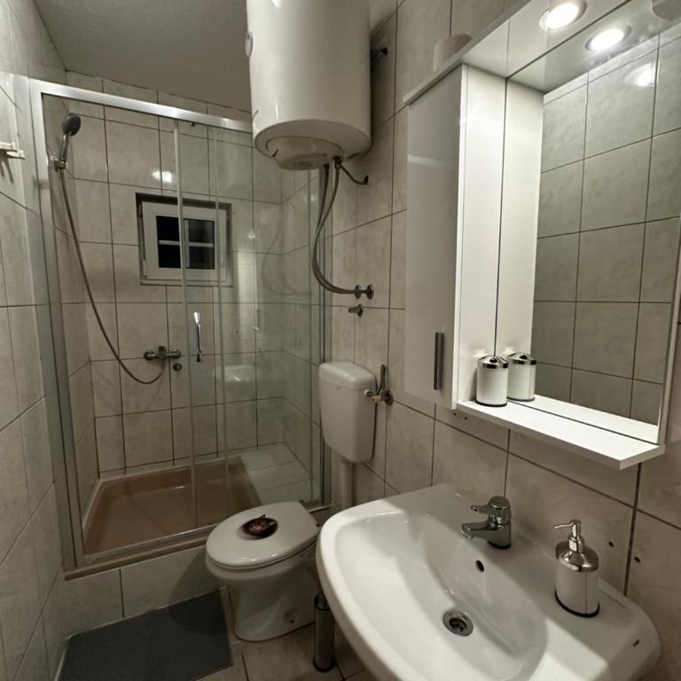 Villa Linna - Dvokrevetna Soba s Bračnim Krevetom s Pogledom na Vrt - 3