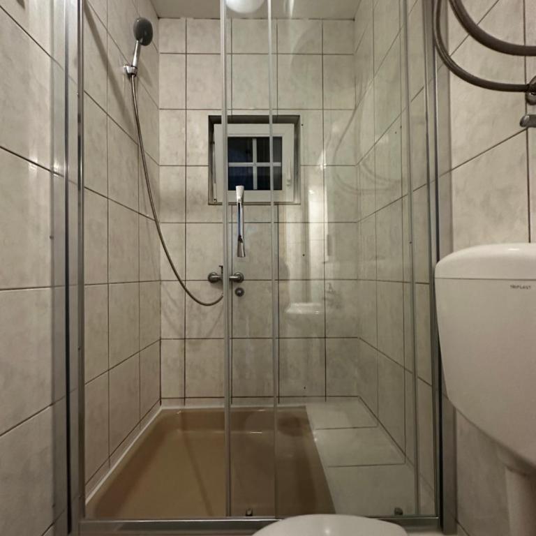 Villa Linna - Dvokrevetna Soba s Bračnim Krevetom s Pogledom na Vrt - 5