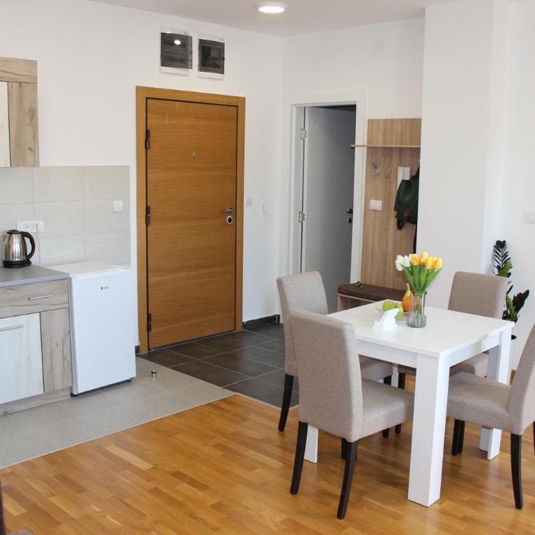 Steve & Jo - One-Bedroom Apartment - 4