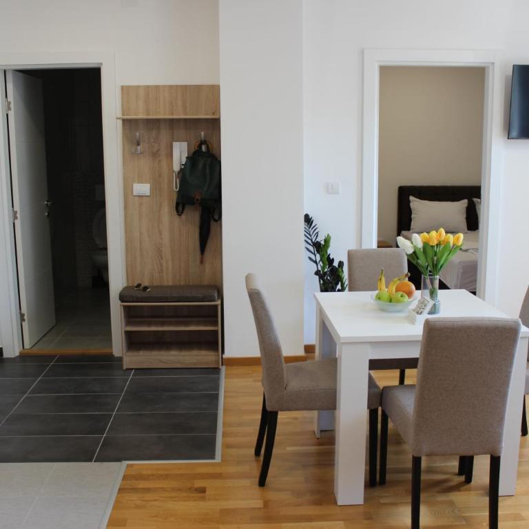 Steve & Jo - One-Bedroom Apartment - 5