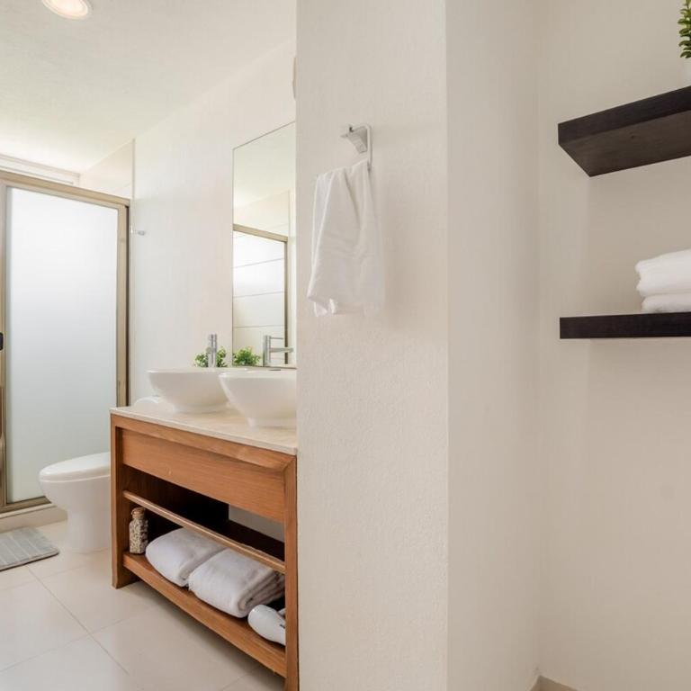 WAVES Beachfront 2 BDR by Casa Paraiso - Two-Bedroom Apartment with Balcony and Sea View - 15