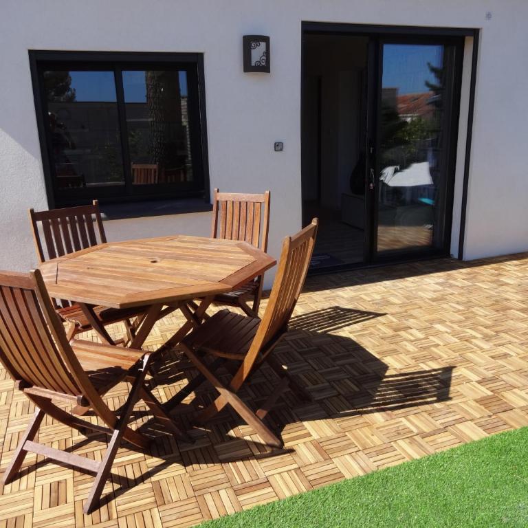 La VILLA SANARY Coeur de Portissol - Parking privé- Prise recharge voiture - Villa 2 Chambres - 16
