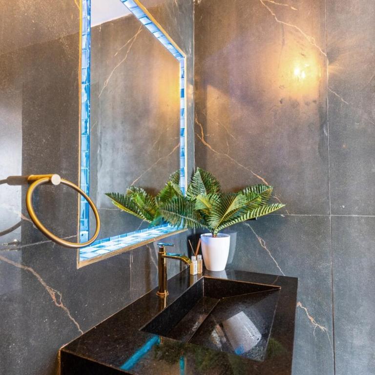 Pablo Escobars Secret Hideout! - Villa - 9