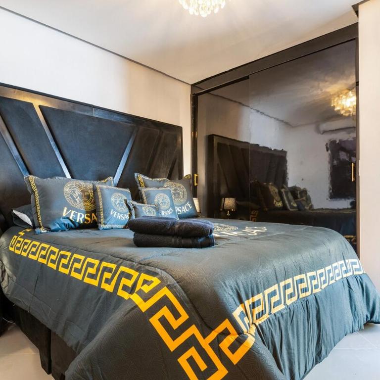 Pablo Escobars Secret Hideout! - Villa - 10