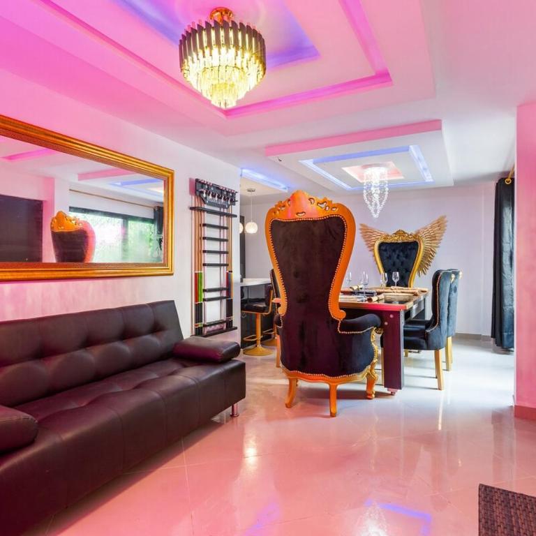 Pablo Escobars Secret Hideout! - Villa - 16