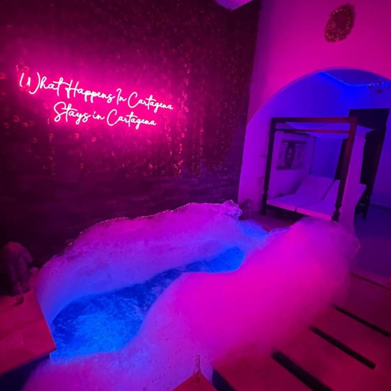 Pablo Escobars Secret Hideout! - Villa - 26