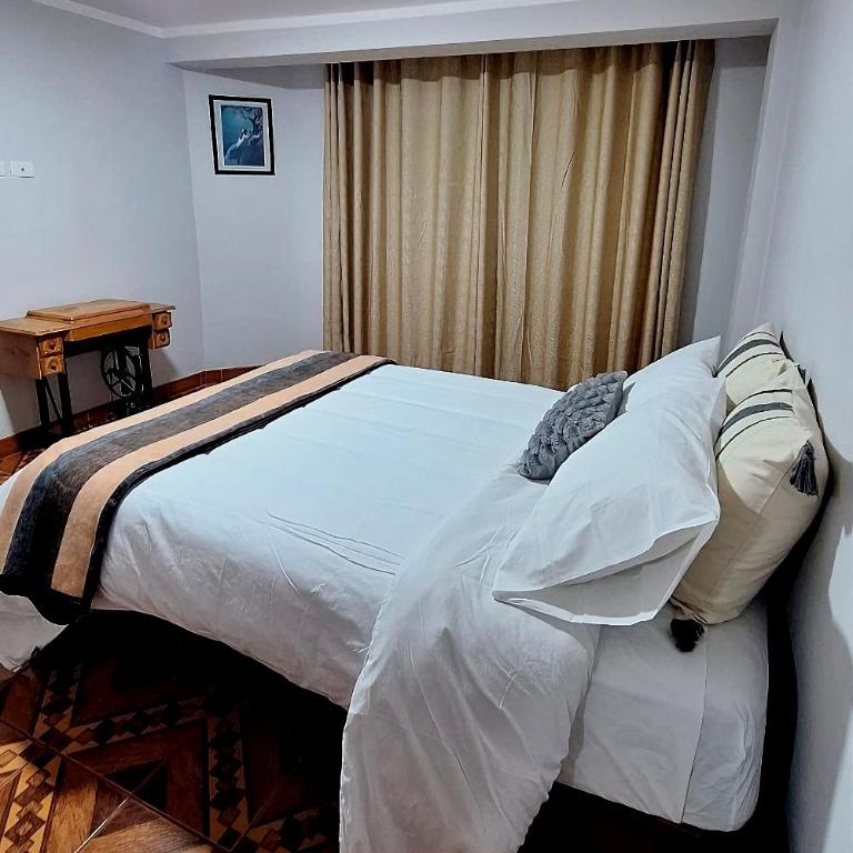 Misha House - Queen Room with Shared Bathroom - 2