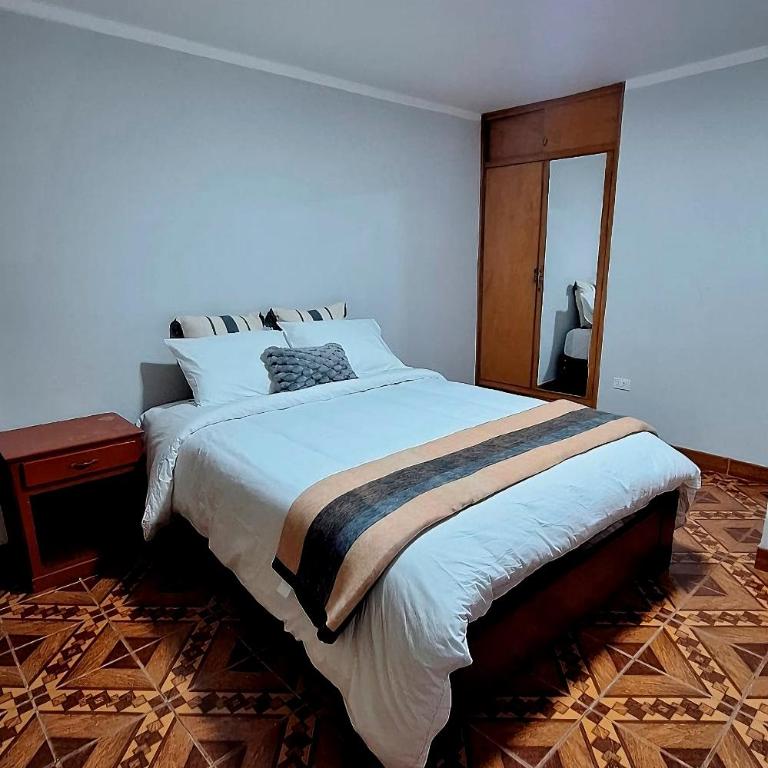 Misha House - Queen Room with Shared Bathroom - 1