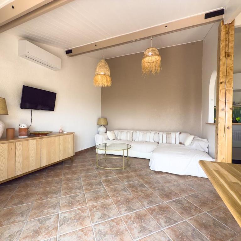 L'Inoubliable, Mazet climatisé pour 8 personnes avec tennis et piscine collective à Valcros, La Londes-Les-Maures - Two-Bedroom House - 1
