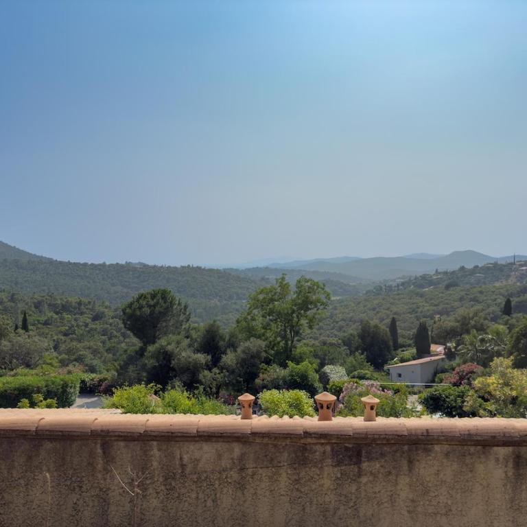 L'Inoubliable, Mazet climatisé pour 8 personnes avec tennis et piscine collective à Valcros, La Londes-Les-Maures - Two-Bedroom House - 2