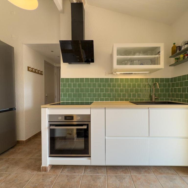 L'Inoubliable, Mazet climatisé pour 8 personnes avec tennis et piscine collective à Valcros, La Londes-Les-Maures - Two-Bedroom House - 4