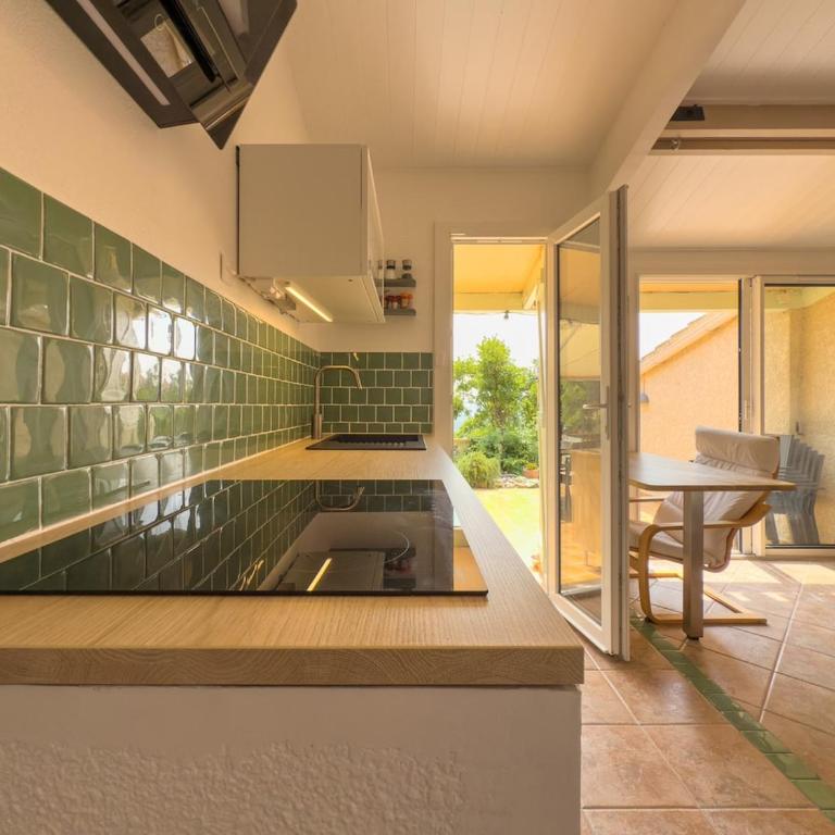 L'Inoubliable, Mazet climatisé pour 8 personnes avec tennis et piscine collective à Valcros, La Londes-Les-Maures - Two-Bedroom House - 9