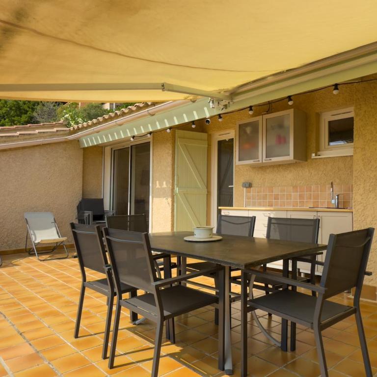 L'Inoubliable, Mazet climatisé pour 8 personnes avec tennis et piscine collective à Valcros, La Londes-Les-Maures - Two-Bedroom House - 13
